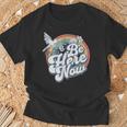 Be Here Now レトロ ヴィンテージ スピリチュアル マインドフルネス Tシャツ 高齢者への贈り物