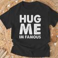 Hug Me I'm Famous ファニーハガー Tシャツ 高齢者への贈り物