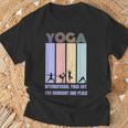 International Yoga Day For Harmony And Peace Tシャツ 高齢者への贈り物