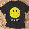 Be Kind かわいい イエロー スマイル フェイス シャツ スマイル フェイス ハピネス Tシャツ 高齢者への贈り物