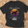 Laida Es Mejor Con Perros Cerca Para Los Amantes Y Dueños Camiseta unisex Regalos para ancianos