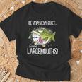 Largemouth Hunter 面白いビッグバス釣りユーモア Tシャツ 高齢者への贈り物