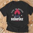 Life Is Better By The Bonfire キャンプファイヤー キャンプ アウトドア ハイカー Tシャツ 高齢者への贈り物