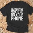 Live In The Moment Not On Your Phone Health Wellness Tシャツ 高齢者への贈り物