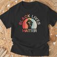 Lives Matter Raised Fist Retrointage No Racism Tシャツ 高齢者への贈り物