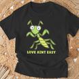Love Ain't Easy カマキリ ユーモア 昆虫 恋人 ジョーク Tシャツ 高齢者への贈り物