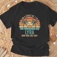 Lyra Cute Retro Girls Groovy Lyra Personalized Name 長袖tシャツ Tシャツ 高齢者への贈り物