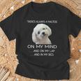 Maltese Puppy Is On My Mind 面白い犬のオーナーデザイン Tシャツ 高齢者への贈り物