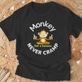 Monkey Never Cramp Eat A Banana Tシャツ 高齢者への贈り物