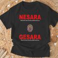 Nesara Gesara、赤い文字。 Tシャツ 高齢者への贈り物