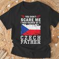 Raised By A Czech Father Father's Day Czech Republic Flag Tシャツ 高齢者への贈り物