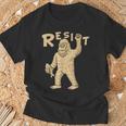 Resist サスカッチティー—面白いクリプティッド抗議 Tシャツ 高齢者への贈り物