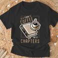 I Turn Coffee Into Chapters 本の虫 読書 Tシャツ 高齢者への贈り物