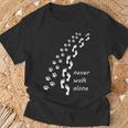 Never Walk Alone Para Dueños De Perros Camiseta unisex Regalos para ancianos