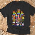 We Are All Human レインボー Lgbt Lgbtq トランスジェンダー ハンドフラワー Tシャツ 高齢者への贈り物