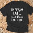 いつも遅刻するよいいことには時間がかかる Tシャツ 高齢者への贈り物