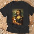 おもしろビールモナリザ絵画アートママパパ。 Tシャツ 高齢者への贈り物