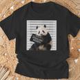 かわいいパンダの顔写真 犯罪者パンダ Tシャツ 高齢者への贈り物
