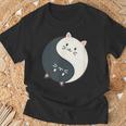 かわいい猫と一緒に陰陽師のサイン I Karma Yoga Cat Tシャツ 高齢者への贈り物