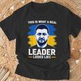 これが本当のリーダーがzelenskyをサポートしているように見えるものです。 Tシャツ 高齢者への贈り物