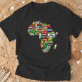 アフリカの地図-アフリカの国の旗の贈り物が付いているアフリカの地図 Tシャツ 高齢者への贈り物