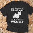ウェスティ・ドッグを飼っている老人を決して過小評価しないでください Tシャツ 高齢者への贈り物