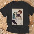 エゴン・シーレ作「膝を曲げた座る女」1917 Tシャツ 高齢者への贈り物