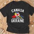 カナダはウクライナのウクライナのカナダの旗のtシャツで立ちます Tシャツ 高齢者への贈り物