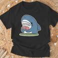 カード遊びをするサメ Tシャツ 高齢者への贈り物