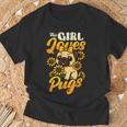 ガールズパグ犬愛好家 This Girl Loves Pugs Tシャツ 高齢者への贈り物