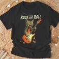 ギターを弾くロックな猫 音楽好き猫好き向けデザイン Tシャツ 高齢者への贈り物