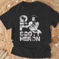 ギルスコットヘロン_003 Tシャツ 高齢者への贈り物