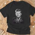 ケネディ大統領jfk民主党アメリカ引用 Tシャツ 高齢者への贈り物