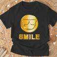 ゴールデン スマイル（フェイク ゴールド風）スマイリー フェイス ニコニコ 笑顔 サングラス 面白い 色 Tシャツ 高齢者への贈り物