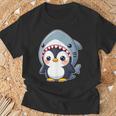 サメのコスチュームを着た面白いペンギン Tシャツ 高齢者への贈り物