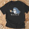 サメパンチ パンチを繰り出すサメ さめ 鮫 おもしろ Tシャツ 高齢者への贈り物