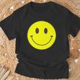 スマイル フェイス 笑顔（ベーシック）【スマイリー】ニコニコ 絵文字 黄色 ポップ かわいい イラスト Tシャツ 高齢者への贈り物