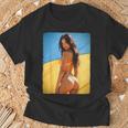 セクシーガールグラフィックtシャツ 「モダンピンナップガール&ウクライナ国旗」 Tシャツ 高齢者への贈り物