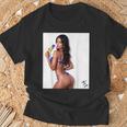 セクシーガールグラフィックtシャツ アイスポップのセクシーなラティーナブーティーガール。 Tシャツ 高齢者への贈り物