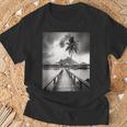 タヒチ州の熱帯小屋のモノクロ写真 Tシャツ 高齢者への贈り物