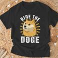 ドージコイン クリプト ライド ザ ドージ 面白い Memecoin Tシャツ 高齢者への贈り物