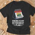 ハイキングは私の退職プラン 面白いアウトドア旅行 Tシャツ 高齢者への贈り物