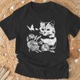 バラと蝶の猫、花柄 Tシャツ 高齢者への贈り物