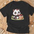 パンダを食べるストロベリーケーキ Tシャツ 高齢者への贈り物