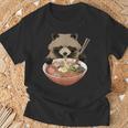 ラーメンたぬき タヌキ おもしろ ユニーク 動物 アニマル 狸 漢字 麺 グラフィック イラスト アニメ Tシャツ 高齢者への贈り物