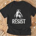 レジスト ペンギン アクティビズム ティー ペンギン 抗議 関税 Tシャツ 高齢者への贈り物