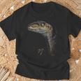 ヴェロキラプトル恐竜狩りリアルなグラフィックデザイン Tシャツ 高齢者への贈り物