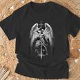 剣、十字架、翼を持つ神の天使ガブリエル大天使。 Tシャツ 高齢者への贈り物
