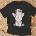 天使の羽を持つ膝の上の美的天使を祈る Tシャツ 高齢者への贈り物