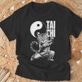 太極拳武術の陰陽を演じるかわいい猫 Tシャツ 高齢者への贈り物